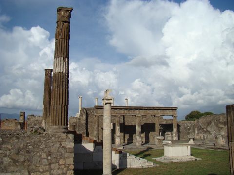 zbytky Apollónovy svatyně a oltáře