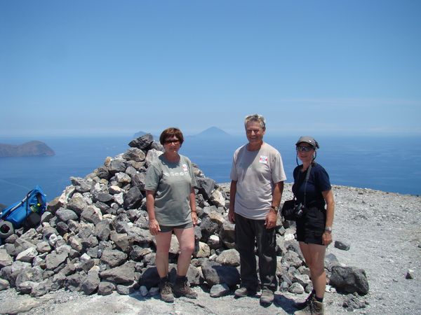 na nejvyssím bodě ostrova Vulcano (v pozadí Stromboli)
