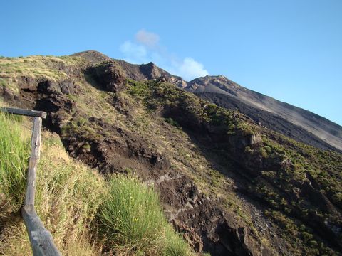 vpravo nahoře je okraj kráteru