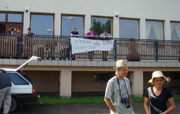 vítací transparent na vilické hospodě, v popředí starosta Mirek Břenda s manzelkou