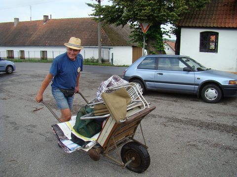 účastník zájezdu z Vilic odvází svoje zavazadla domů
