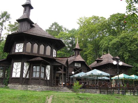 procházka překrásným parkem můľe mít cíl v obnovené Lesní kavárně