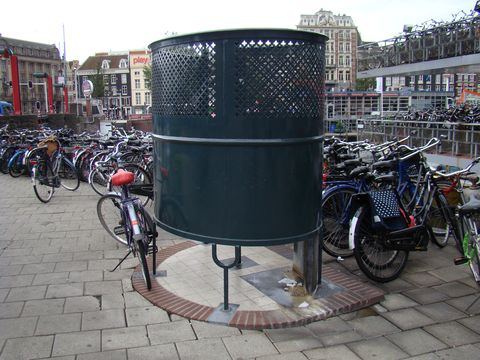 tohle úlevné zařízení na nejveřejnějsích místech je pro pány v Nizozemí bězným standardem