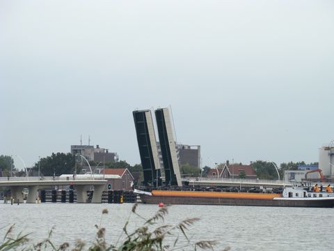 zvednutý most umozní průjezd lodi