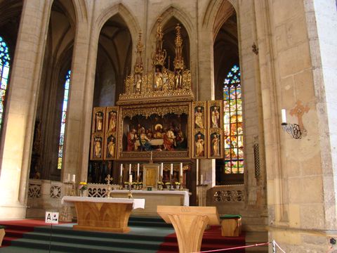 hlavní oltář, patronka sv. Barbora první vpravo nahoře