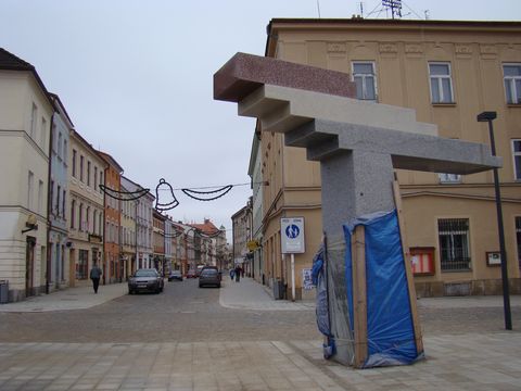 Benesova ulice vede na náměstí