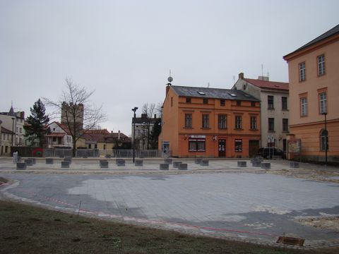 náměstíčko je v místech, kde dříve stávala synagoga