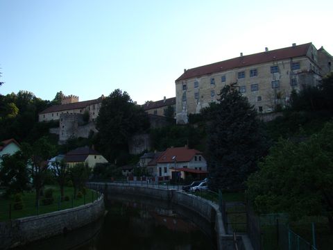 pohled z mostu na večerní zámek