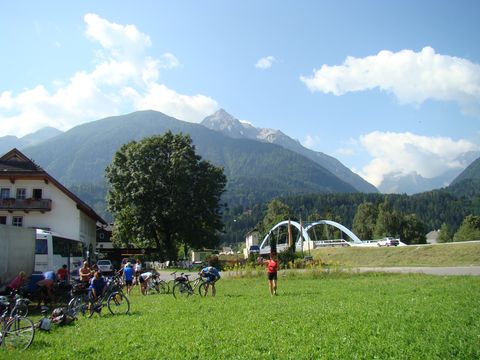 zde u mostu v Kötschachu začíná Karnská cyklostezka