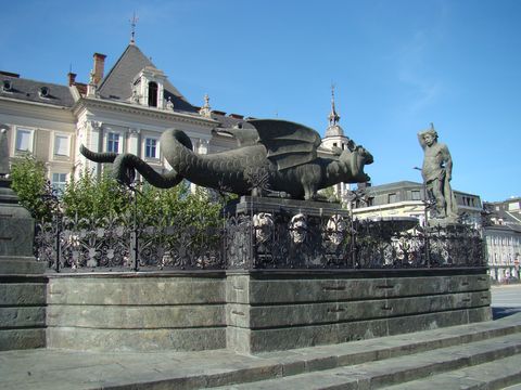 drak a Herkules na náměstí v Klagenfurtu