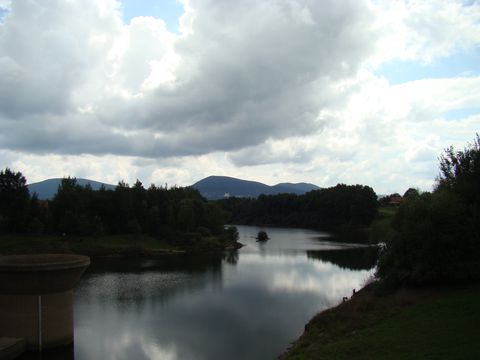 Humenická přehrada, v pozadí zleva Vysoká, nad Dobrou Vodou Kraví hora
