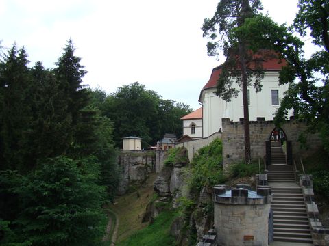 přední část hradu s kostelem sv. Jana Nepomuckého