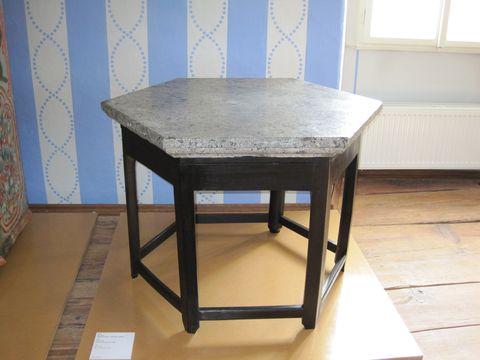 stůl s kamennou deskou