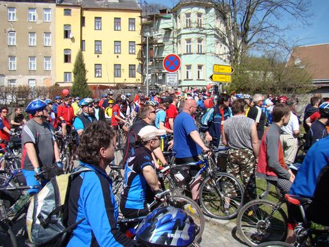 čekání na start u základního kamene