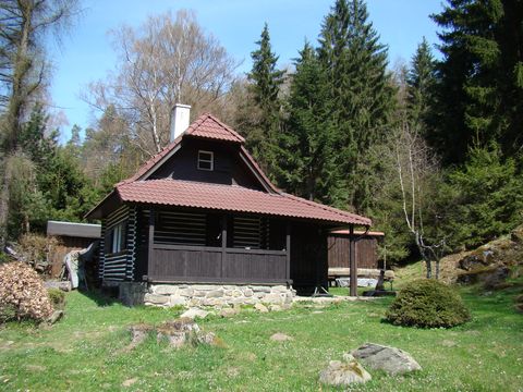 v údolí řeky je mnoho chat