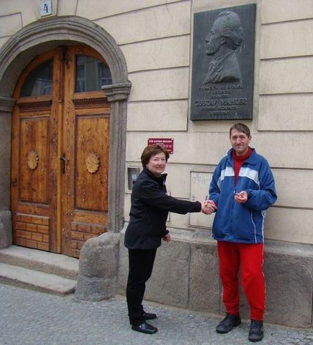 první turista přebírá odznak Gustav Mahler a Vysočina