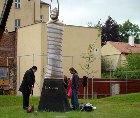 instalace sochy v jihlavském parku - 1.6.2010