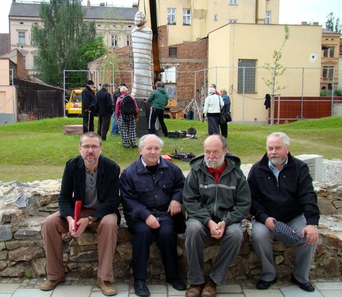 Členové výboru Společenství. Zleva: Mgr. Petr Dvořák, PhDr. Ivan Žlůva, Ing. Josef Poukar a JUDr. Jiří Šimánek byli přítomni instalaci sochy 1.6.2010