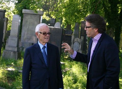 profesor de La Grange a Thomas Hampson na zidovském hřbitově v Jihlavě