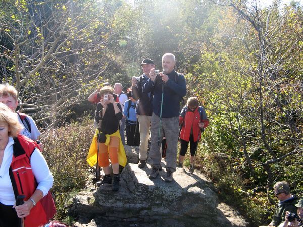 veselí účastníci smutného loučení veselí účastníci smutného loučení