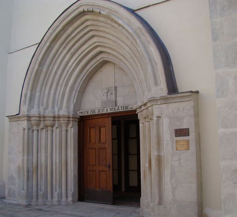 portál kostela Povýšení sv. Kříže