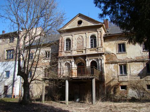 budova bývalých lázní v Petrkově