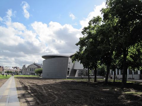 Museumplein dostává na novou sezónu nový trávník