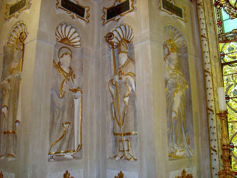 sochy světců v kapli, zleva sv. Vojtěch, Vít, Cyril, P. Maria