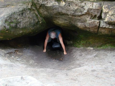 nepatrný vchod do prostorné jeskyně