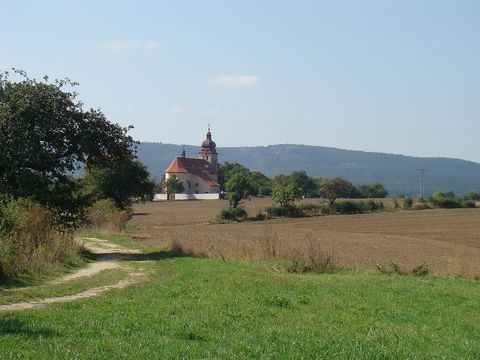čáslavický kostel, v pozadí Maková