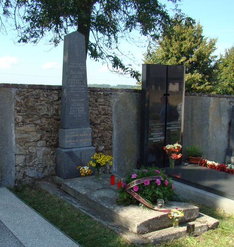 turisté z Havlíčkova Brodu dali na hrob kytici k uctění památky Boh. Reynka