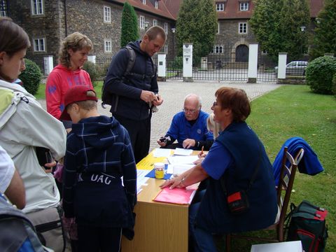 Míla Bradová informuje účastníky pochodu Míla Bradová informuje účastníky pochodu