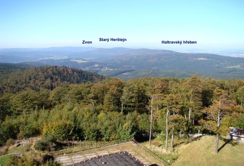 výhled na hřebeny Českého lesa