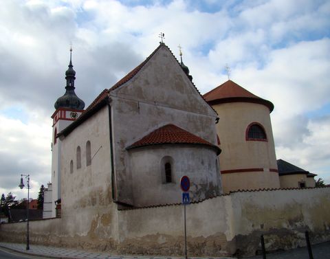 kostel sv. Václava, pohled od městské brány