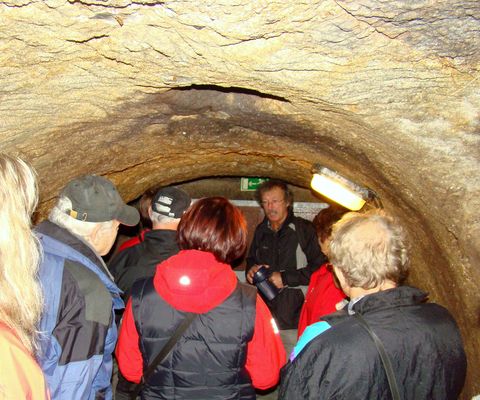 Jarda Vála poskytl turistům informace o světelském podzemí
