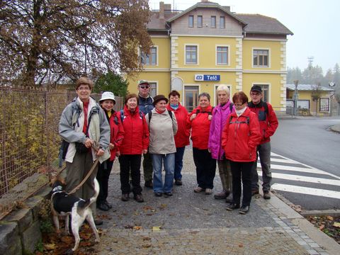 část jihlavských turistů, kteří přijeli do Telče na pochod