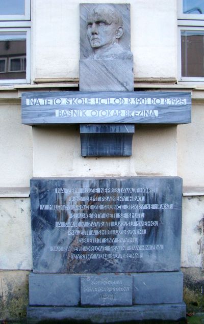 památník Otokara Březiny na škole v Jaroměřicích