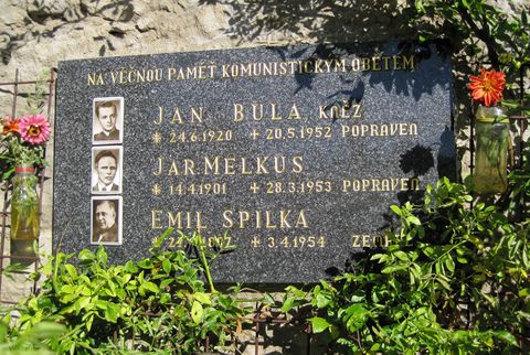 pamětní deska na kostele v Lukově