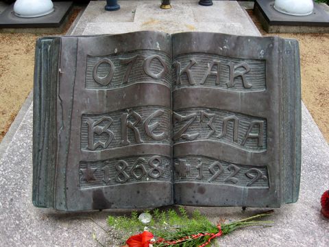 autorem výtvarných děl na hrobě O. Březiny je jeho přítel František Bílek