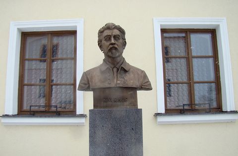 Karel Václav Rais před farou v Kameničkách