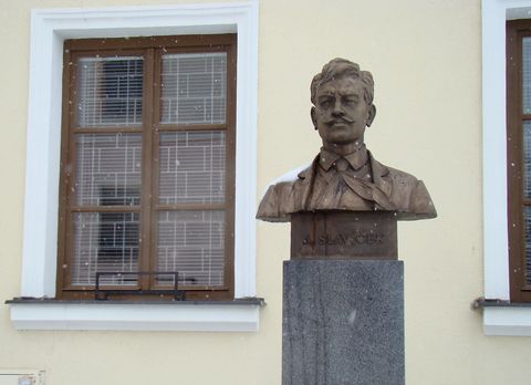 Antonín Slavíček před galerií v bývalé faře v Kameničkách