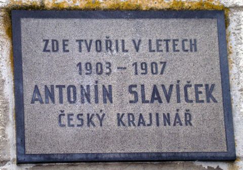 deska na domku, kde bydlíval A. Slavíček, byla odhalena v roce 1961