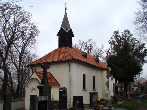 kostel sv. Vavřince stojí na hřbitově