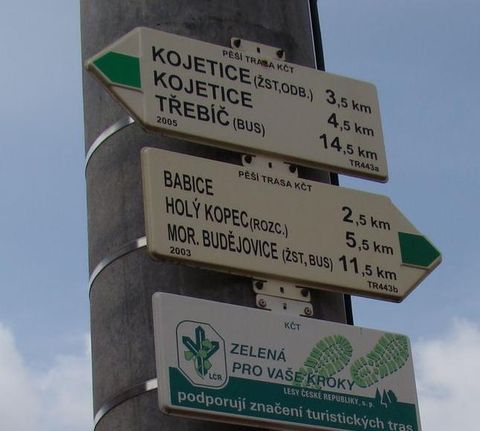 rozcestník u Loukovic se základními údaji o dnesní trase