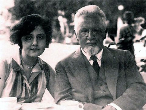manžel Justiny Arnold Rosé s dcerou Almou v roce 1927