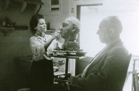 Ernst Krenek sedí modelem Anně Mahlerové