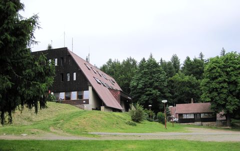 chaty na Čeřínku - velká z roku 1988, malá z roku 1913