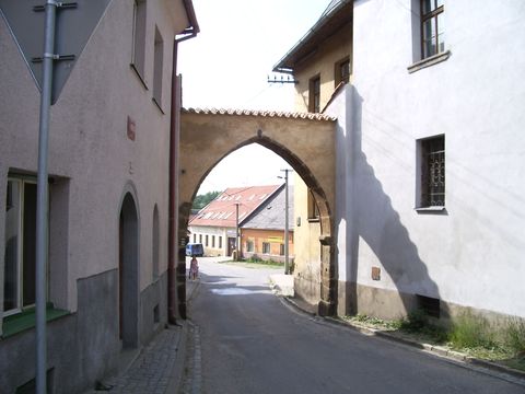 gotická brána na Sezimově nám.
