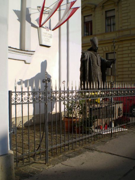 socha papeže u Gardového kostela ve Vídni