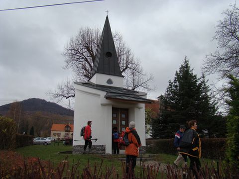 kaple sv. Václava na návsi v Bílce - v pozadí Milesovka